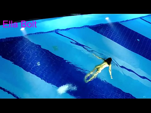 ❤️ Je ne peux pas m'arrêter de regarder, jeune blonde prise en train de nager nue dans la piscine de la station ELLA BOLT. Salopes at us ❤