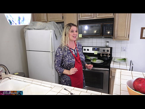❤️ Belle-mère qui le traie dans la cuisine avant son rendez-vous. Salopes at us ❤