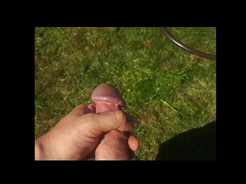 ❤️ Une chaudasse se fait baiser la chatte rose et jouit avec une giclée dans un jardin d'été... Salopes at us ❤