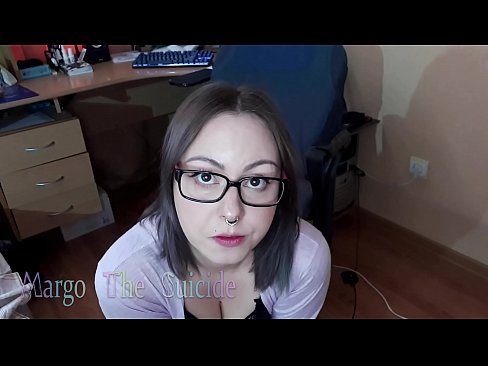 ❤️ Une fille sexy avec des lunettes suce profondément un gode devant la caméra Salopes  at us ❤