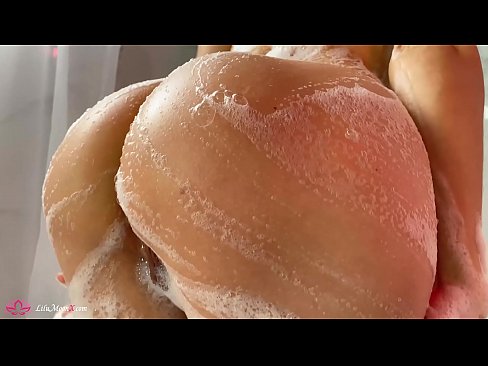 ❤️ Une brune masturbe sa chatte avec un vibrateur jusqu'à un orgasme intense sous la douche. Salopes at us ❤