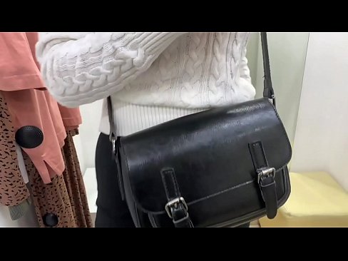 ❤️ Masturbation publique de la jeune salope FeralBerry avec un gode dans la cabine d'essayage Salopes at us ❤