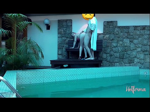 ❤️ Le patron invite la femme de chambre à la piscine, mais n'a pas pu résister à une chaude Salopes at us ❤