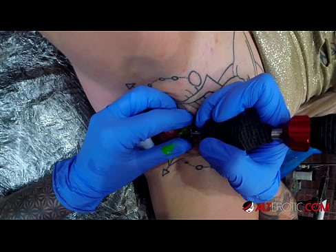 ❤️ Sully Savage, une chaudasse extrêmement tatouée, s'est fait tatouer le clitoris. Salopes at us ❤