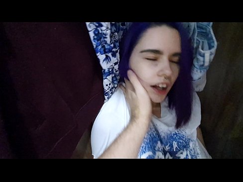 ❤️ J'ai trouvé ma soeur dans le placard et je l'ai aidée à jouir. Salopes at us ❤