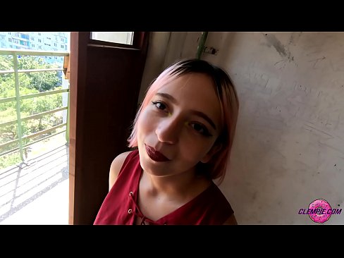 ❤️ Une étudiante sensuelle suce un étranger dans l'Outback - sperme sur son visage Salopes at us ❤